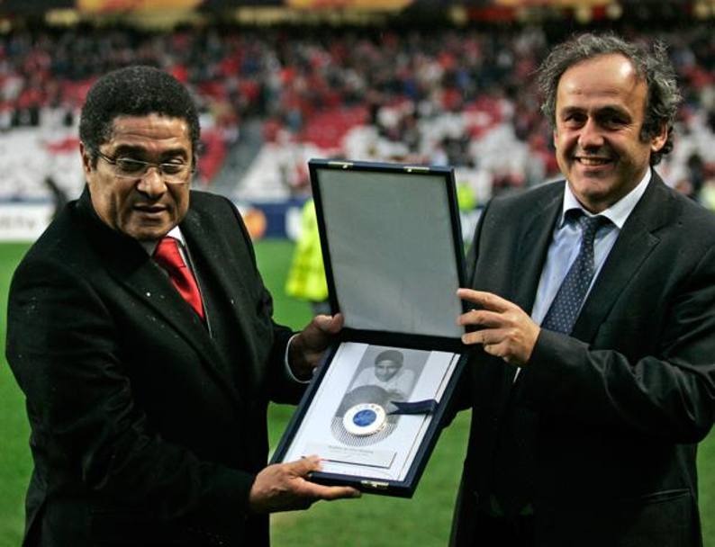 Eusebio riceve un premio da un altro mito del calcio, Michel Platini, presidente dell&#39;Uefa. Ap